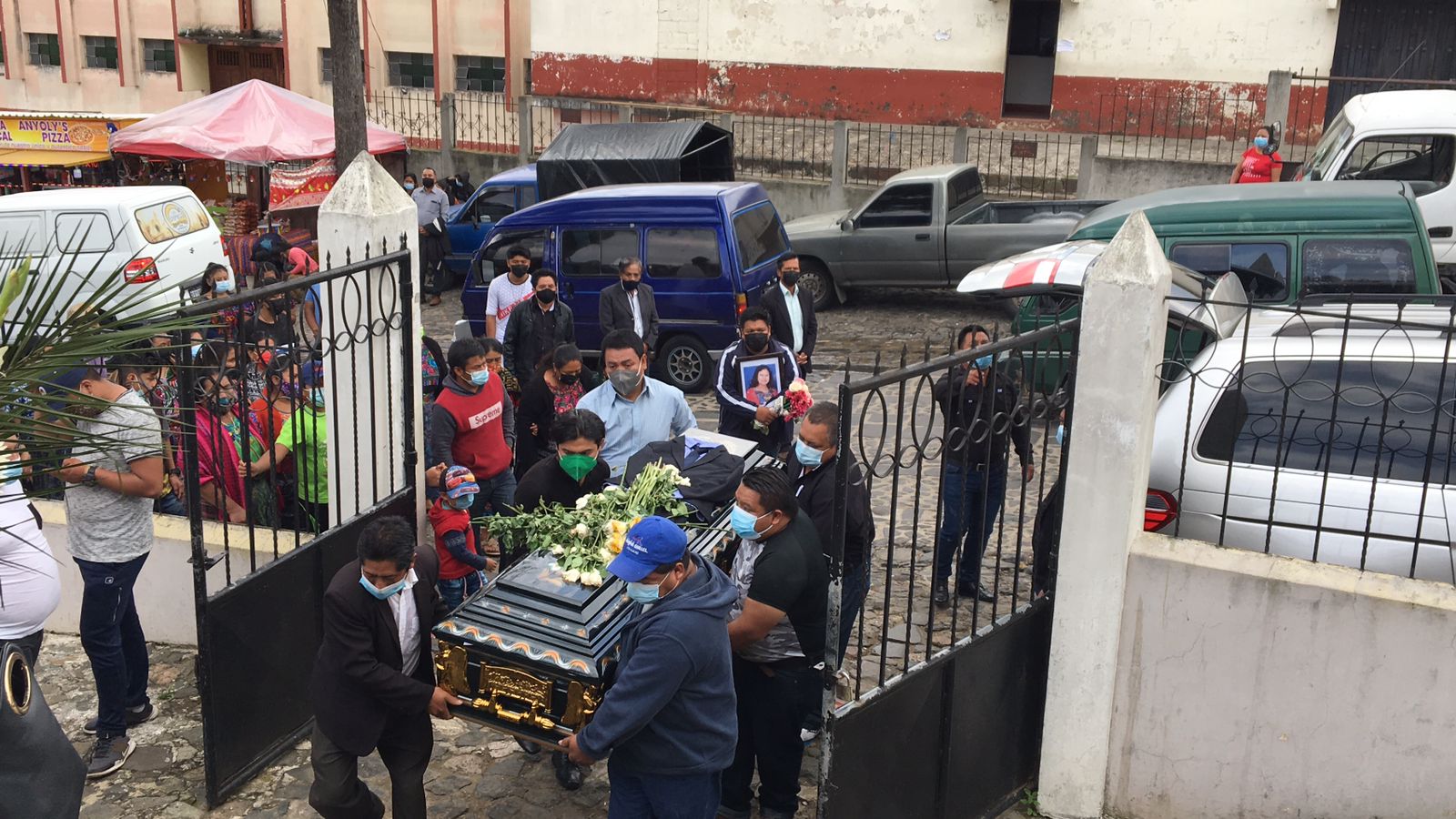 El féretro de la joven Karen Chiquitó es llevado al cementerio municipal de Sumpango. (Foto Prensa Libre: Emy Sánchez)
