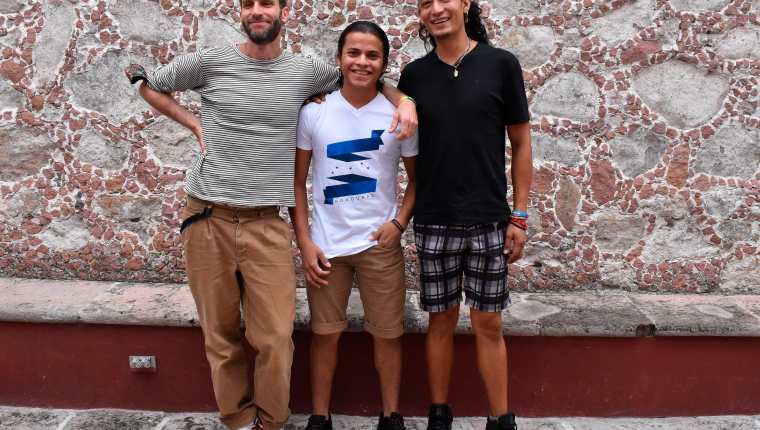  El director yugoslavo Jakob Krese  posa junto al asistente de producción y migrante Antonio Fúnez  y el administrador del refugio migrante LGBT, Casa de Luz, Irving Mondragón. (Foto Prensa Libre: EFE/ Monioca Ruvalcava).