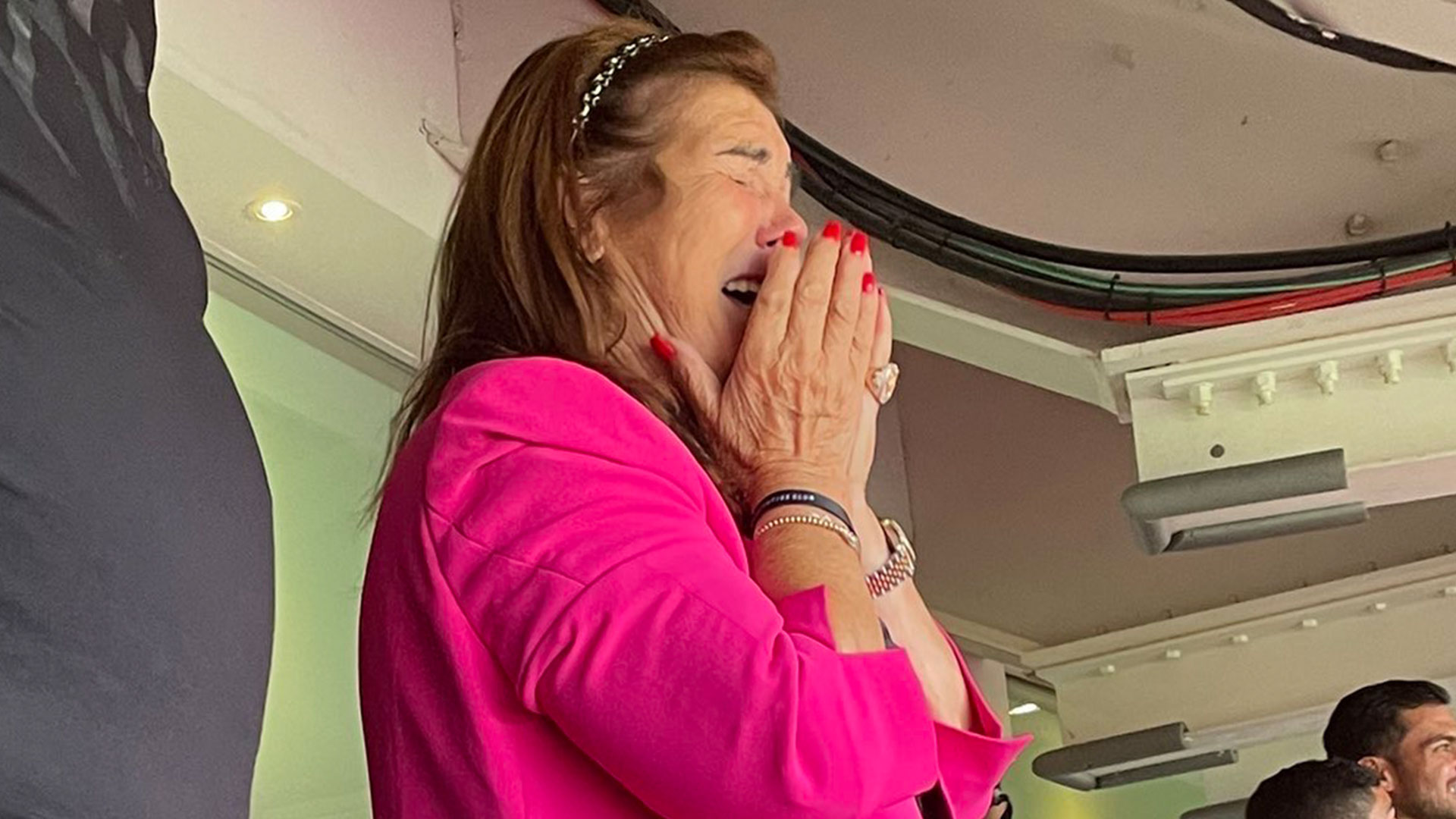 Maria Dolores Aveiro festeja con las manos en el rostro el primer gol de Cristiano Ronaldo, su hijo, en su regreso al Manchester United. (Foto Prensa Libre: Twitter)