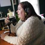 Aubrey Gordon, copresentadora del pódcast ‘Maintenance Phase’, trabaja en un episodio en la oficina de su casa en Portland, Oregon, el 30 de agosto de 2021. (Ruth Fremson/The New York Times)