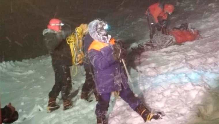 Los servicios de emergencia durante un rescate y búsqueda en el monte Elbrus. (Foto Prensa Libre: EFE)