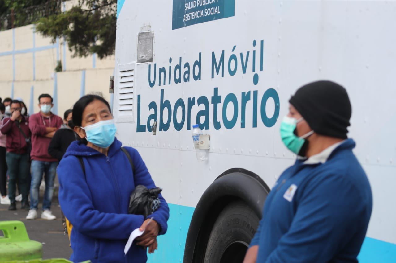 Madrugar para tener acceso a las pruebas para detectar el covid-19 es una constante en el país, durante los 18 meses de la pandemia ha sido una constante. (Foto Prensa Libre: Érick Ávila)