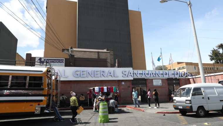 El Hospital General San Juan de Dios reporta una baja en los casos de coronavirus, pero la mortalidad se mantiene. (Foto Prensa Libre: María Reneé Barrientos).