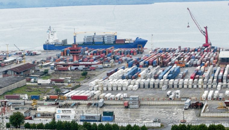 VISTA AERE DE LA PORTUARIA SANTO TOMAS DE CASTILLA EN IZABAL, DONDE SE APRECIA LA GRAN CANTIDAD DE CONTENEDORES ALMACENADOS EN LAS INSTALACIONES . PARA ILUSTRAR FOTO JORGE CASTILLOI