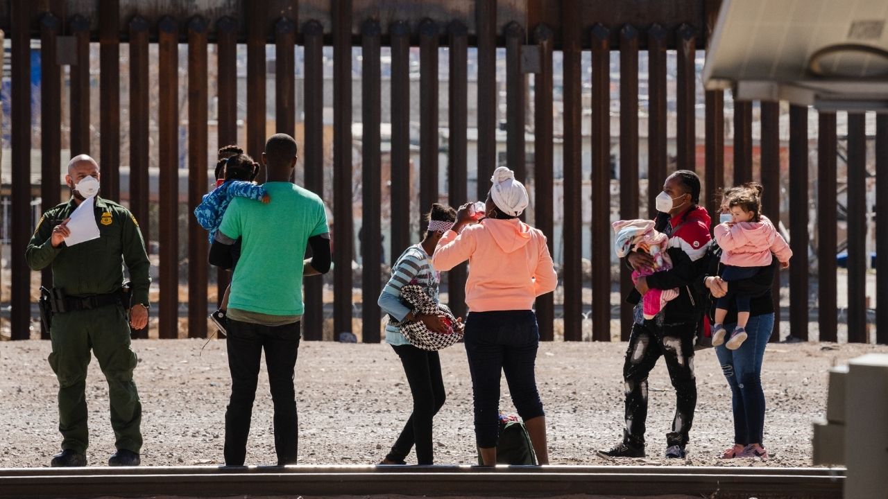 La llegada de migrantes ha causado una crisis en la frontera sur de EE. UU. (Foto: AFP)