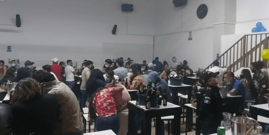 Las personas fueron puestas a disposición de juez para que defina su situación legal por violar la ley seca y medidas sanitarias por el covid-19. (Foto Prensa Libre: PNC)