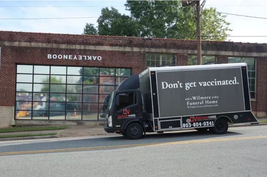 Un camión anunciaba la "Funeraria Wilmore" con la frase "No te vacunes". (Foto Prensa Libre: BooneOakley)