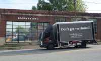 Un camión anunciaba la "Funeraria Wilmore" con la frase "No te vacunes". (Foto Prensa Libre: BooneOakley)