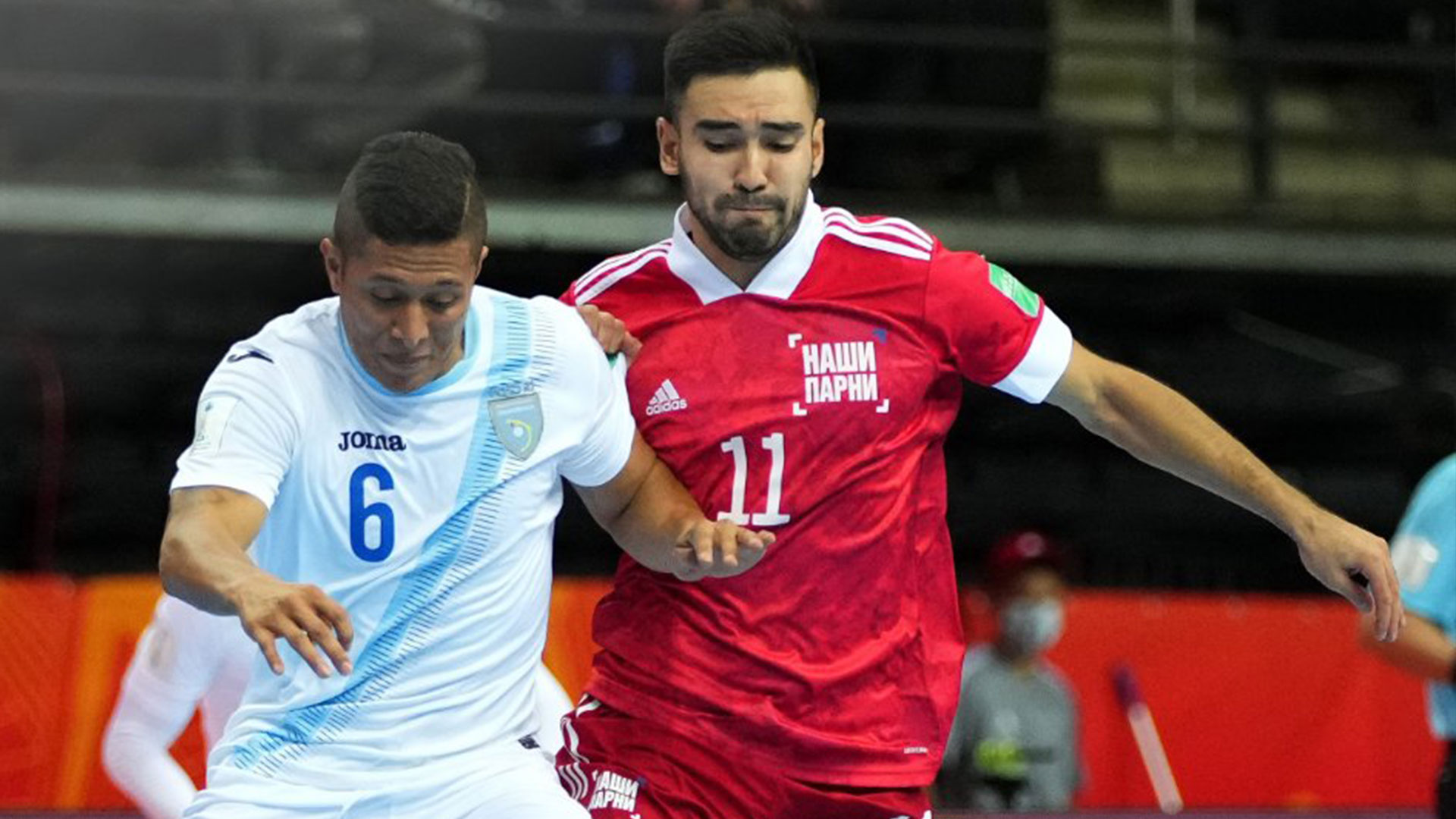 El nacional, Alexander Alay (6) disputa el balón a su rival Artem Niiazov (11) el el cierre del Grupo B entre Guatemala y Rusia. (Foto Prensa Libre: FIFA Twitter)