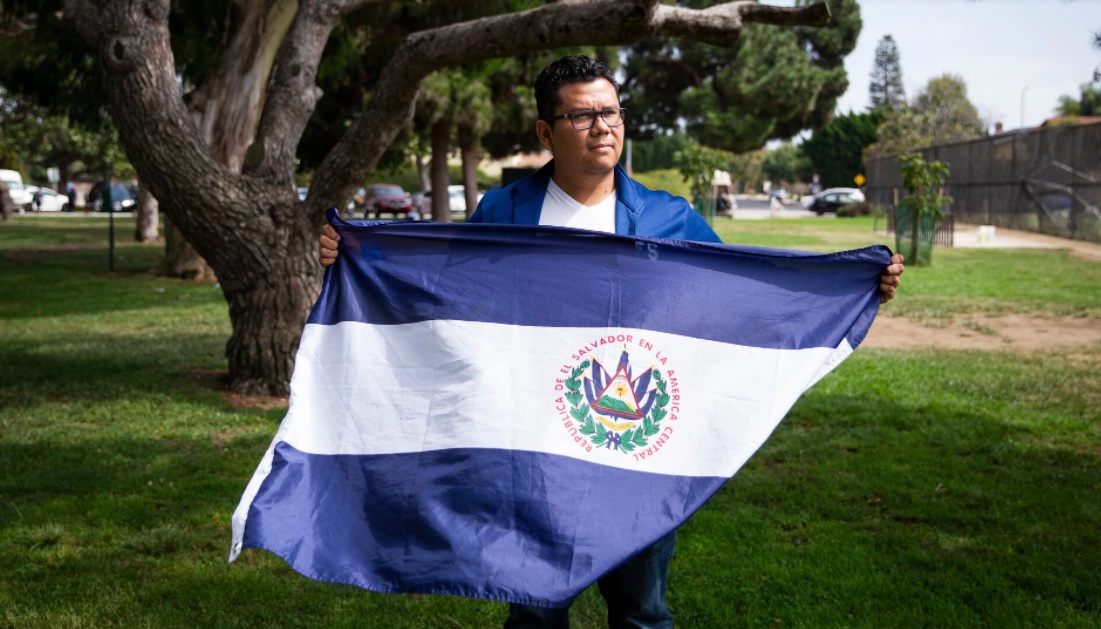 Hugo Alvarado creo una página web para rastrear a los jugadores de fútbol elegibles para jugar con El Salvador. (Foto Jenna Schoenefeld para The New York Times).