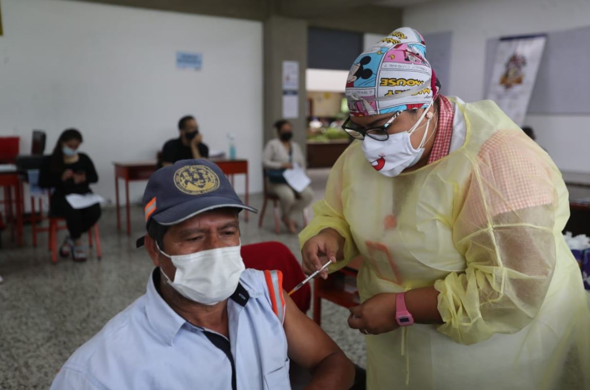 A partir del 17 de septiembre las personas no afiliadas al IGSS podrán vacunarse contra el covid-19 en los centros de vacunación de esa entidad. (Foto Prensa Libre: Érick Ávila