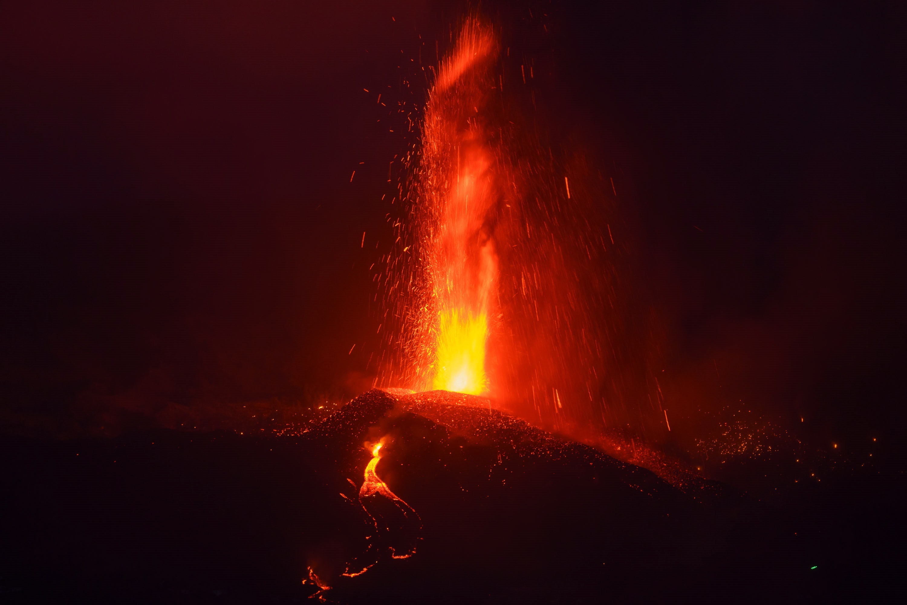 La erupción del volcán en La Palma ha desatado todo tipo de reacciones. (Foto Prensa Libre: EFE)