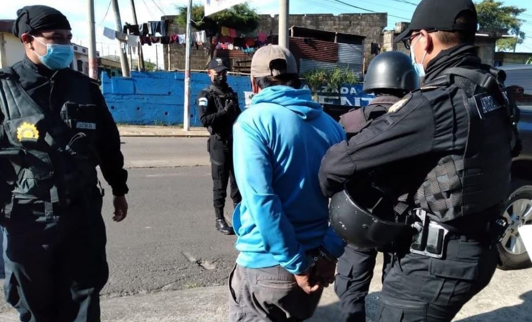 Agentes del Comando Antisecuestros de la PNC capturan a uno de los dos integrantes de la banda los Indomables de Occidente. (Foto Prensa Libre: PNC)