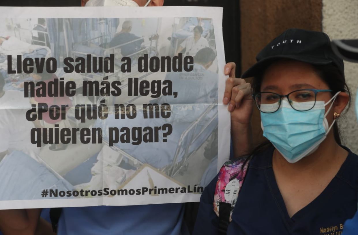 Estudiantes de medicina exigen pago de la beca estudiantil frente al Congreso. (Foto: Hemeroteca PL)