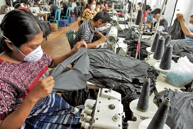 Algunas fábricas de vestuario y textil han empezado a despedir personal y a cerrar líneas de producción ante la suspensión temporal de las órdenes de empresas de Estados Unidos. (Foto Prensa Libre: Esbin García)