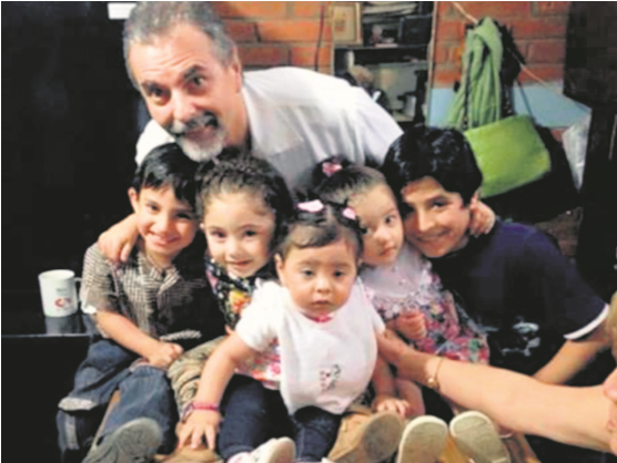 El médico Eduardo López falleció recientemente. Junto a su esposa, Nancy, vivió más de 40 años. Tuvieron cuatro hijos. Aquí una fotografía con sus nietos.  (Foto Prensa Libre: cortesía)