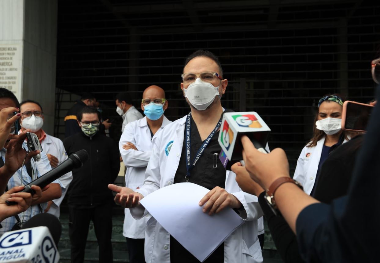 Médicos del Hospital Roosevelt presentan amparo en la CC contra el presidente Alejandro Giammattei y contra la ministra de Salud, Amelia Flores, por mal manejo de la pandemia. (Foto Prensa Libre: Byron García)