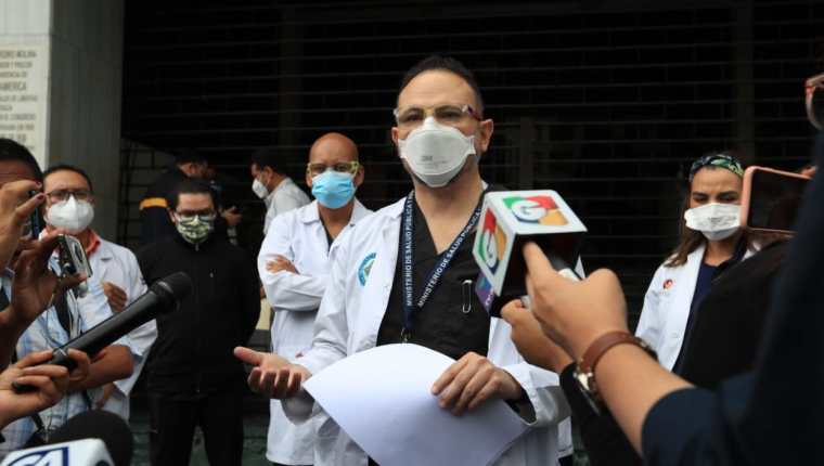 Médicos del Hospital Roosevelt presentan amparo en la CC contra el presidente Alejandro Giammattei y contra la ministra de Salud, Amelia Flores, por mal manejo de la pandemia. (Foto Prensa Libre: Byron García)