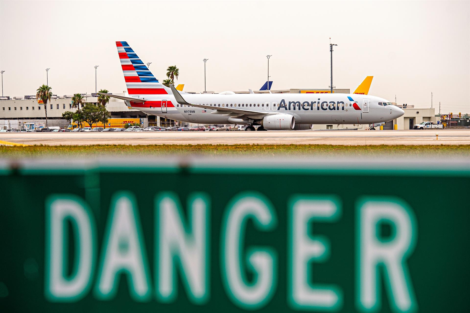 Detienen a pasajero que saltó al ala de un avión en el aeropuerto de Miami.
(Foto Prensa Libre: EFE)