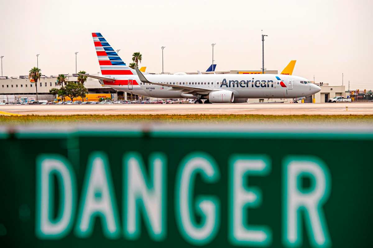 VIDEOS: el insólito caso del pasajero que saltó al ala del avión y fue detenido en el aeropuerto de Miami