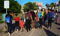 Migrantes deportados de Estados Unidos y enviados a México, llegan a El Ceibo, Petén, Guatemala el 18 de agosto de 2021.  (Foto Prensa Libre: AFP)