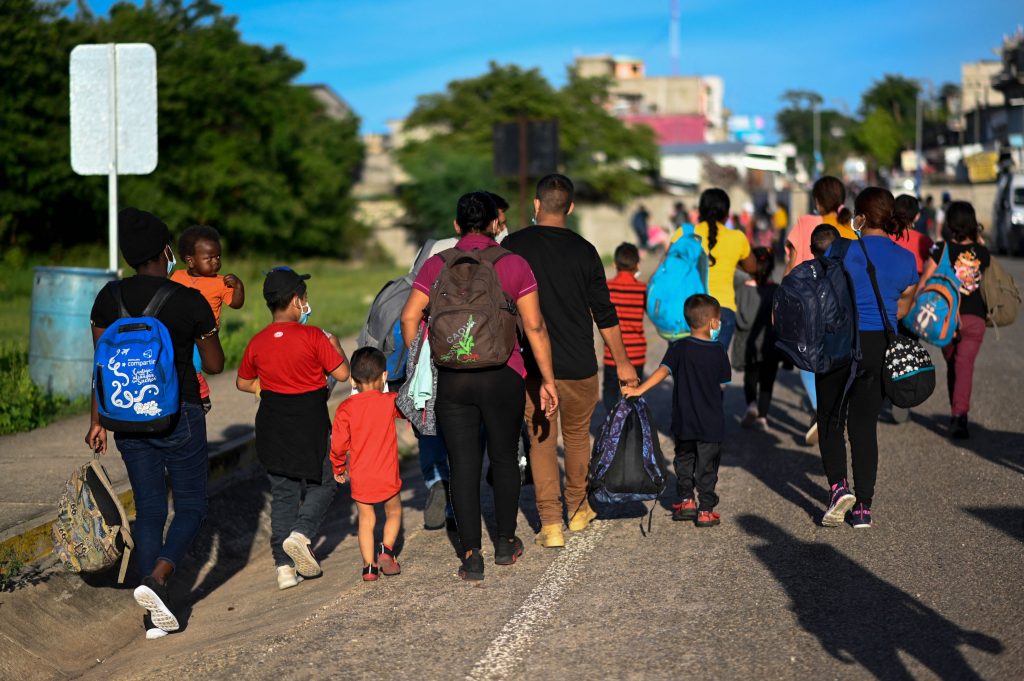 Migrantes son retornados a su suerte en la frontera de El Ceibo, Petén. (Foto Prensa Libre: AFP)