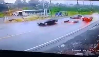 Momento en que motorista derrapa en plena vía transitada. (Captura: PampichiNews)