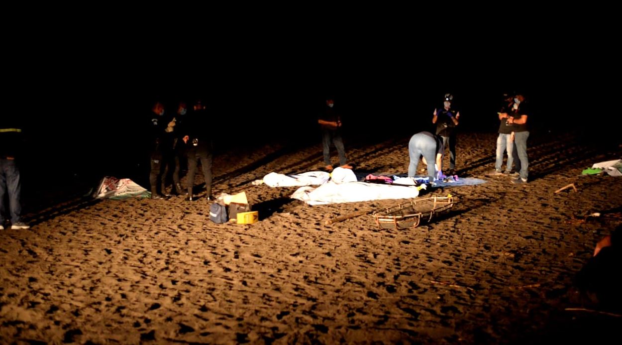 Una mujer de 19 años y sus hijas de 3 y 4 años muerieron supuestamente ahogadas en las playas de Tulate, San Andrés Villa Seca, Retalhuleu. (Foto Prensa Libre: Victoria Ruiz)