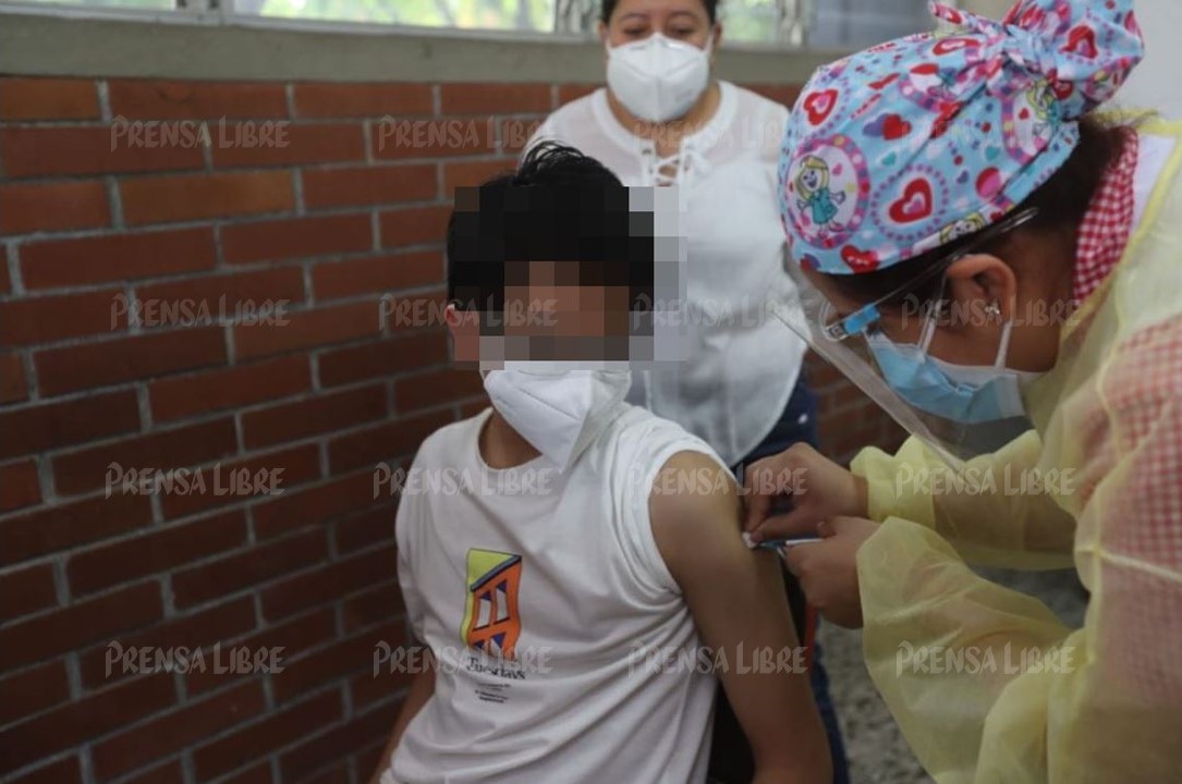 Menores de 12 a 17 años son vacunados contra el covid-19 en el centro de vacunación del IGSS en la Usac. (Foto Prensa Libre: Érick Ávila)