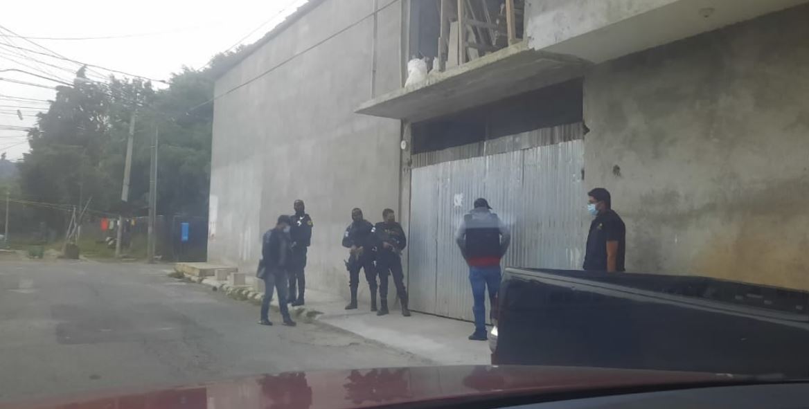 Autoridades durante el operativo en Sabana Arriba, zona 17 de la capital, en donde se capturó a un hombre sindicado de violar y matar a una niña en agosto pasado. (Foto Prensa Libre: PNC)