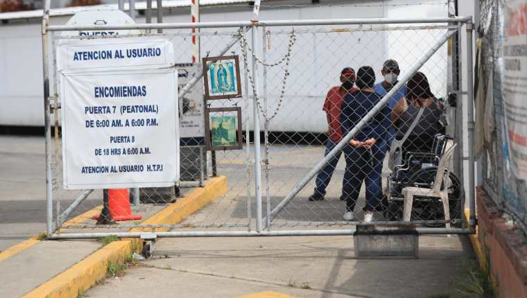 El Hospital Temporal del Parque de la Industria se ha visto desbordado en varias ocasiones durante la pandemia. (Foto Prensa Libre: Hemeroteca PL)