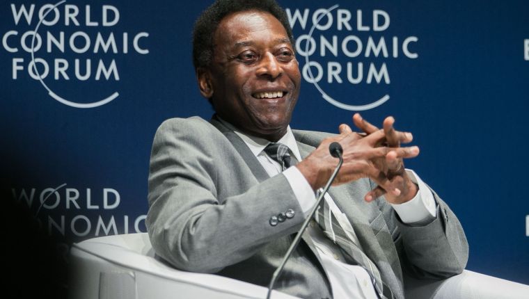 (FILES) In this handout file photo released by WEF and taken on March 14, 2018, Brazilian football legend Pele smiles during the opening plenary at the World Economic Forum on Latin America 2018 in Sao Paulo, Brazil, on March 14, 2018. - Football legend Edson Arantes do Nascimento, known as Pele, has been hospitalized for six days in Sao Paulo after some health problems were discovered during routine examinations, local media reported on Monday, September 6. (Photo by Benedikt VON LOEBELL / World Economic Forum (WEF) / AFP) / RESTRICTED TO EDITORIAL USE - MANDATORY CREDIT "AFP PHOTO / WORLD ECONOMIC FORUM / BENEDIKT VON LOEBELL" - NO MARKETING NO ADVERTISING CAMPAIGNS - DISTRIBUTED AS A SERVICE TO CLIENTS