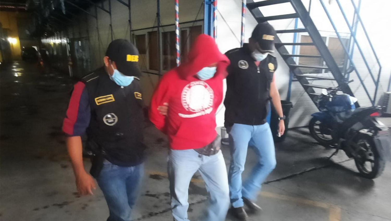 El hombre, acusado de violación, fue capturado en San Miguel Petapa. (Foto Prensa Libre: PNC) 