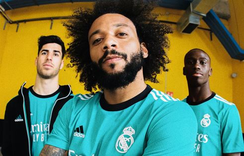 Los jugadores del Real Madrid vistieron la nueva equipación del equipo merengue. (Foto Prensa Libre: Real Madrid)