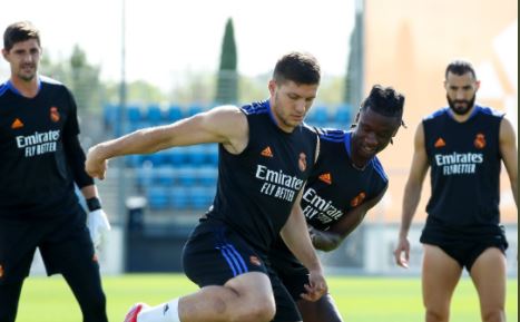 Los jugadores del Real Madrid, durante la práctica de este jueves. (Foto Prensa Libre: Twitter Real Madrid)