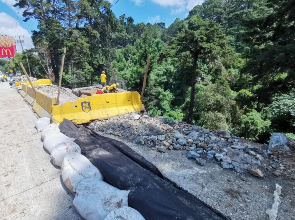 El agua dañó los gaviones y talud en el carril auxiliar del km 12 de la ruta a El Salvador, Santa Rosalía. (Foto Prensa Libre: Fernando Cabrera)