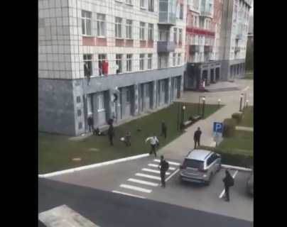 VIDEO: Los impactantes momentos en que universitarios se lanzan desde las ventanas para salvar su vida tras balacera en Rusia