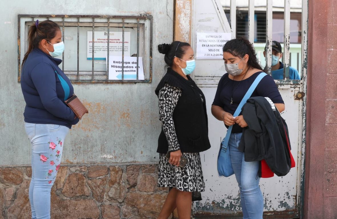 Personas llegan a recibir resultados de coronavirus en el Hospital General San Juan de Dios. (Foto Prensa Libre: María Renée Barrientos)