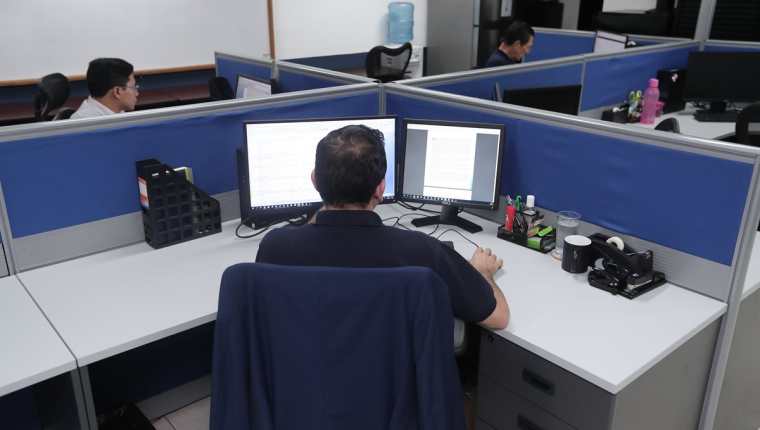 Técnicos trabajan para solventar problemas en portal de la SAT. (Foto Prensa Libre: Hemeroteca PL)