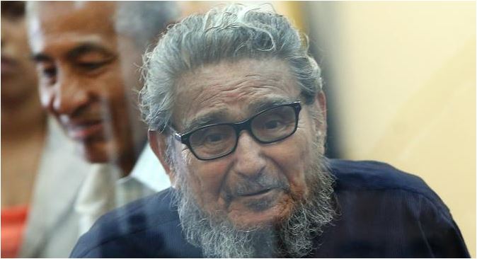 Abimael Guzmán se había negado a ser transferido a un centro de salud, después de rechazar ingerir alimentos por algunos días. (Foto Prensa Libre: AFP)