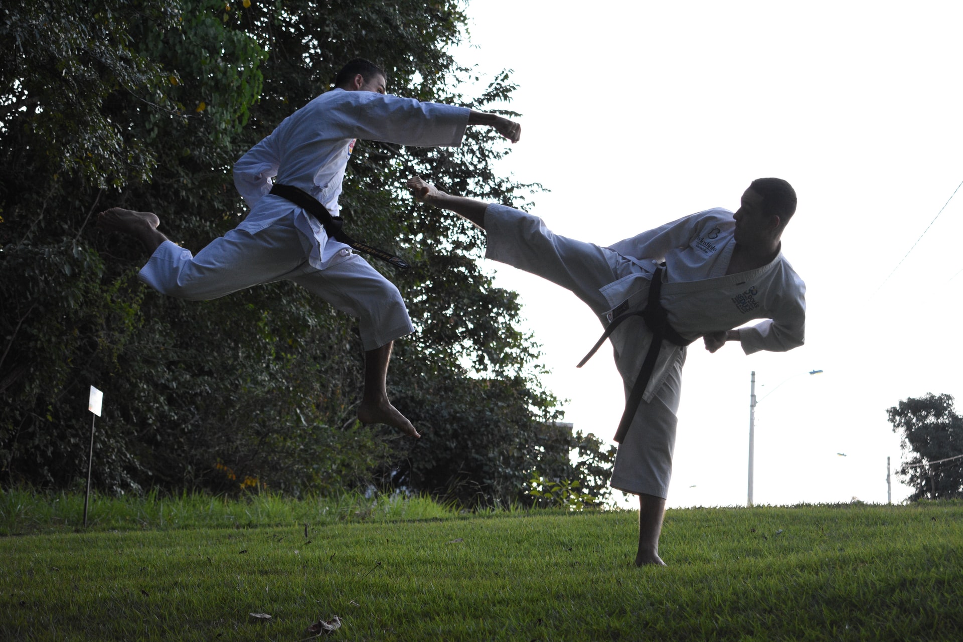 El karate es una disciplina que puede funcionar, tanto para la niñez y adultos, a auto descubrirse y centrar su mente en la salud física y mental. (Foto Prensa Libre: SOON SANTOS en Unsplash).