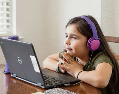 Vacaciones de fin de año: ¿alejar a la niñez de la tecnología mientras están fuera del colegio?