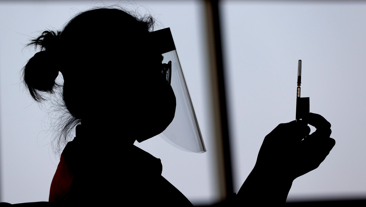 -FOTODELDÍA- Sydney (Australia), 05/09/2021.- Una enfermera sostiene una jeringuilla con una dosis de la vacuna Pfizer COVID-19 en la clínica de vacunación Qudos Bank Arena en Sydney, Nueva Gales del Sur, Australia, 05 de septiembre de 2021. EFE/EPA/BRENDON THORNE AUSTRALIA AND NEW ZEALAND OUT