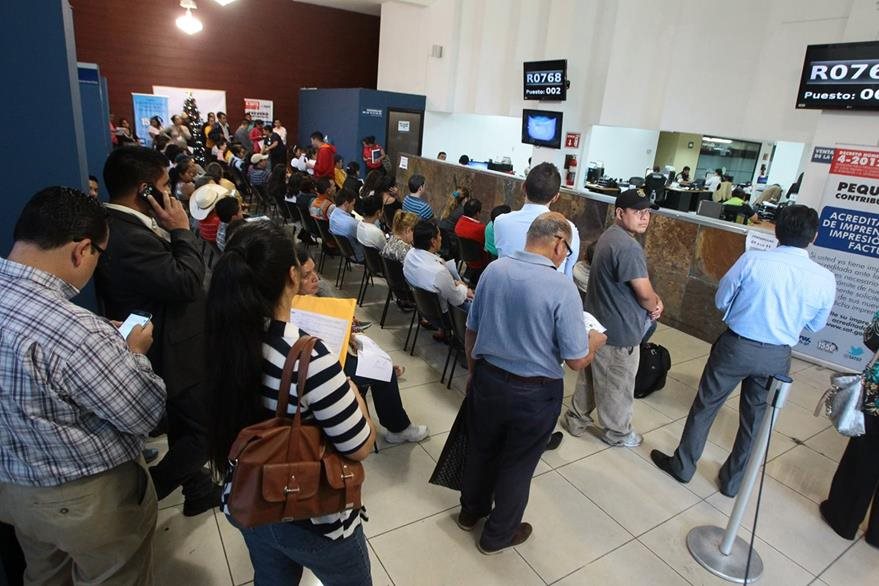 Los trámites en ocasiones son engorrosos, mientras que otros y a permiten hacer algunos procesos en forma electrónica. (Foto, Prensa Libre: Hemeroteca PL).