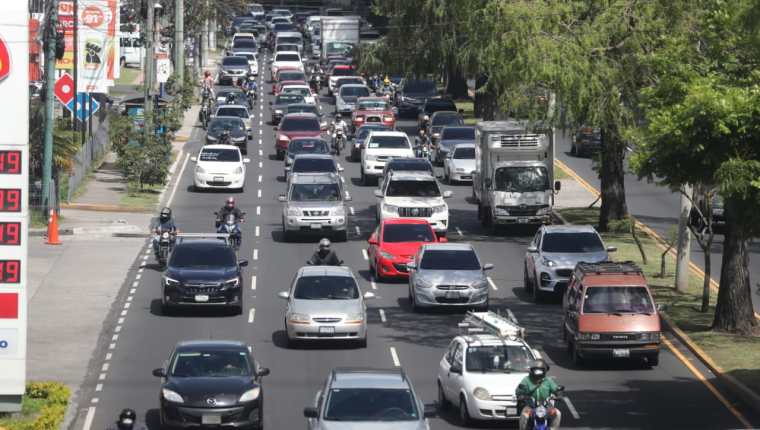 Del 2018 al 2020 la SAT entregó placas temporales de cartón y pvc, debido a la falta de placas metálicas. (Foto, Prensa Libre: Hemeroteca PL).