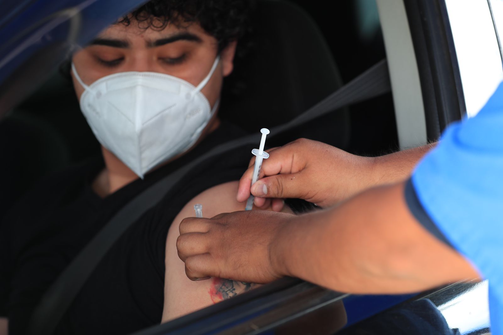 Los guatemaltecos que se vacunaron en el extranjero podrán recibir la segunda dosis en el IGSS. (Foto Prensa Libre: Elmer Vargas) 