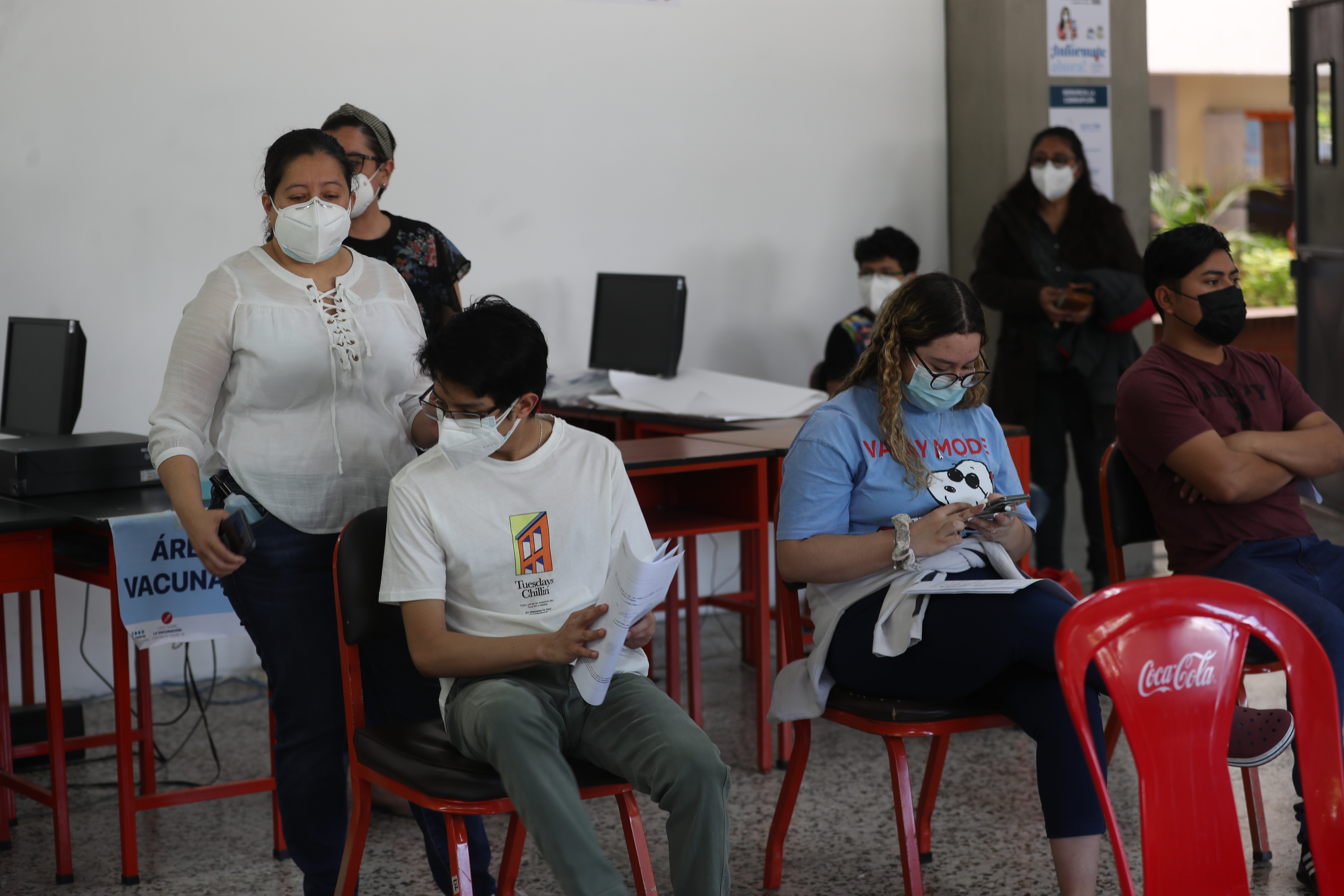 No se ha oficializado la vacunación contra el covid-19 en la población adolescente. El grupo a inmunizar es de 2.1 millones. (Foto Prensa Libre: Hemeroteca PL)