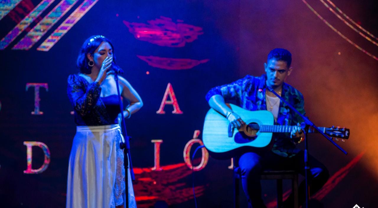 Van Chomali se llevó el premio más importante de la noche por la canción Magia junto a Erick Orantes. (Foto Prensa Libre: PremiosEstela / M Studios)