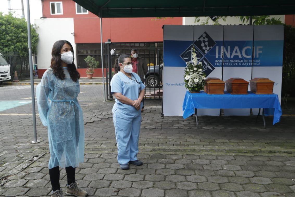Entrega de 14 restos a familias de víctimas de la erupción del Volcán de Fuego. (Foto Prensa Libre: Esbin García)