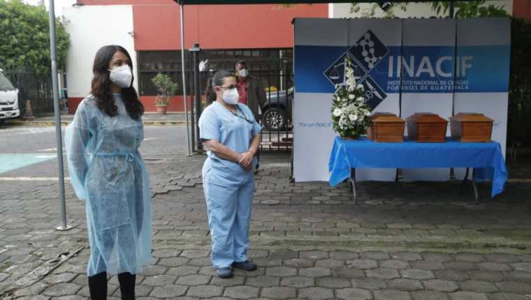 Entrega de 14 restos a familias de víctimas de la erupción del Volcán de Fuego. (Foto Prensa Libre: Esbin García)